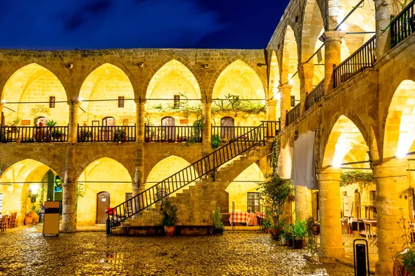 Buyuk han, mittelalterliche osmanische Karawanserei bei Nacht. Nikosia, Zypern. — Stockfoto