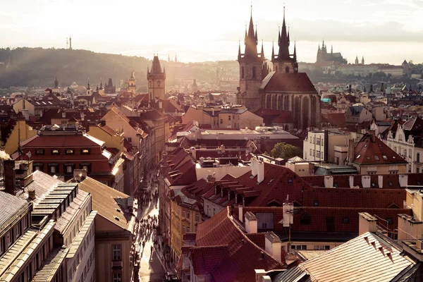 Stadtsilhouette in der Dämmerung. Prag, Tschechische Republik. — Stockfoto