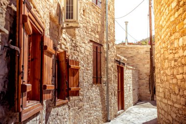 Kato Lefkara Köyü dar sokakta. Larnaka Bölgesi, Kıbrıs.