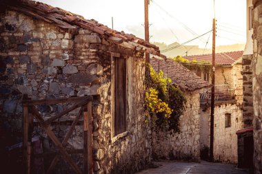 Agros dağ köyü sokakta. Limasol Bölgesi, Kıbrıs.