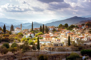 Sabah erken güneş ışığı Kato Drys Köyü yukarıda. Larnaka Bölgesi, Kıbrıs.