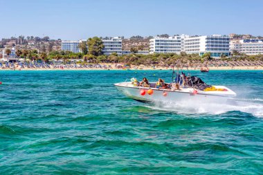Protaras, Kıbrıs - 16 Temmuz 2016: incir ağacı Koyu'ndaki bir jetski sürme turist