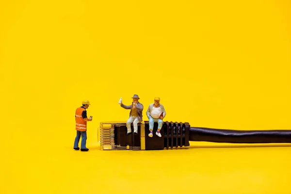 Technici rusten en te praten tijdens de pauze. — Stockfoto