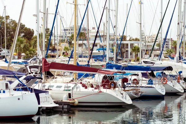 Larnaca, Kypr - 03 března, 2016: Četné rybářské a jachty kotvící v přístavu. — Stock fotografie