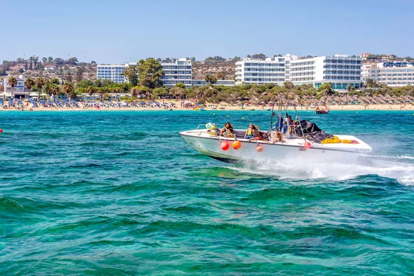 PROTARAS, CHIPRE - 16 DE JULHO DE 2016: Turistas montando um jetski na Fig Tree Bay — Fotografia de Stock