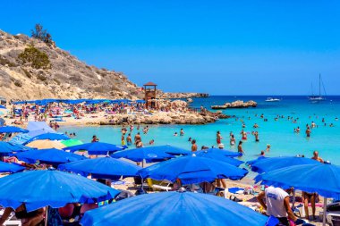 Protaras, Kıbrıs - 18 Ağustos 2016: rahatlatıcı ve Konnos kumsalda güneşlenme insanlar