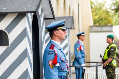 Prague, Çek Cumhuriyeti - 04 Eylül 2016: Cumhurbaşkanlığı muhafız ve nöbetçi kutusunda Hradcany, Prag Kalesi.