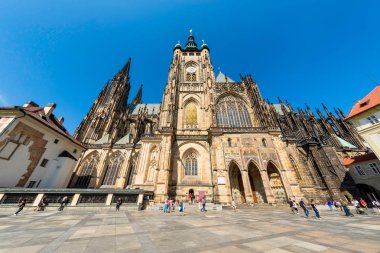 Prag, Çek Cumhuriyeti - 07 Eylül 2016: İnsanlar Saints Vitus Katedrali dolaşmak.