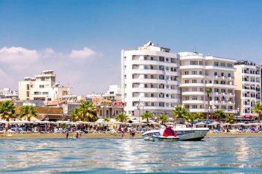 Larnaca, Kıbrıs - 27 Ağustos 2016: Finikoudes Beach.