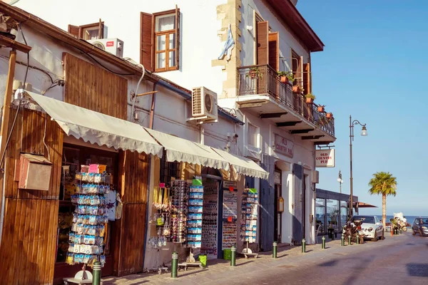 LARNACA, CYPRUS - AGOSTO 27, 2016: Larnaca cidade velha, área pedonal e lojas de souvenirs . — Fotografia de Stock