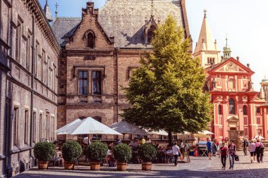 Restoranın terasında Prag Kalesi (Prazsky hrad, Aziz George Manastırı (Klaster sv Jiri) yakınındaki Prag, Çek Cumhuriyeti - 07 Eylül 2016: etkileyici).
