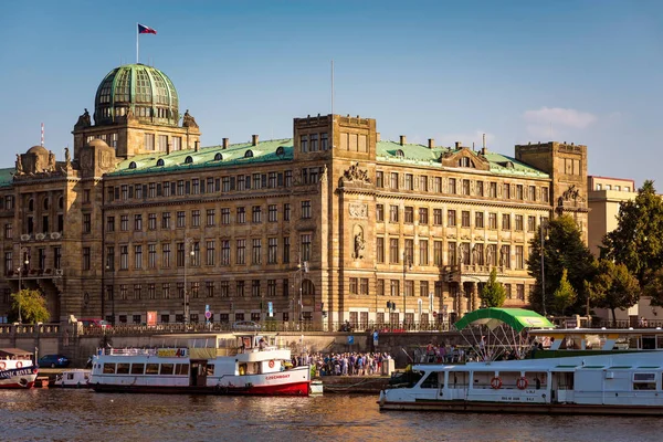 Prague, Tsjechië - 09 September 2016: Ministerie van industrie en handel op de oever van de rivier Vltava — Stockfoto