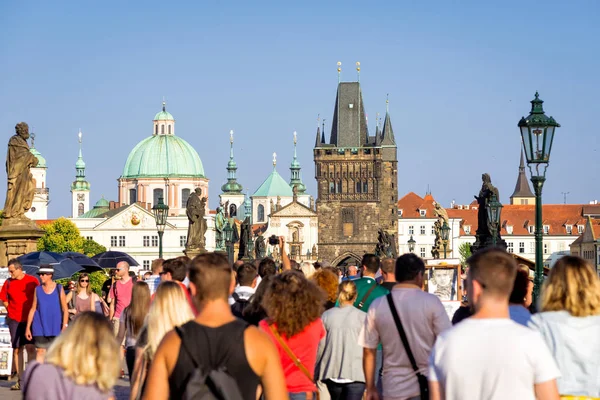 PRAGUE, CZECH REPUBLIC - SEPTEMBER 07, 2016: Bustling crowd at Charles Bridge (Karluv most) facing the old town. — Stock Photo, Image