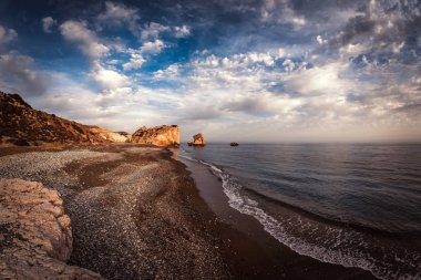 Petra tou Romiou (Yunanca, Afrodit kayalıkları Rock). Baf bölgesi, Kıbrıs.