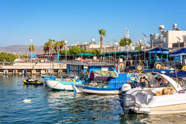 Latchi, Kypr - 24. července 2016: Pohled na přístav s mnoha kavárnami a restauracemi. — Stock fotografie