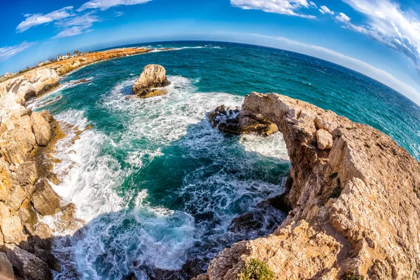 Peșteri de mare lângă Ayia Napa. Coasta de sud-est a Ciprului — Fotografie, imagine de stoc