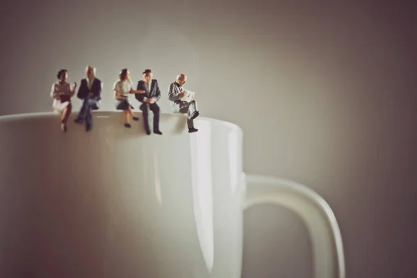 Trabajadores de oficina tomando un descanso para tomar café — Foto de Stock