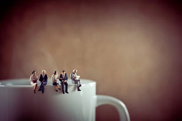 Τους επιχειρησιακούς συναδέλφους σχετικά με διάλειμμα για καφέ — Φωτογραφία Αρχείου