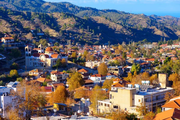 Una vista sobre el tradicional pueblo de montaña de Kakopetria. Distrito de Nicosia. Chipre . —  Fotos de Stock