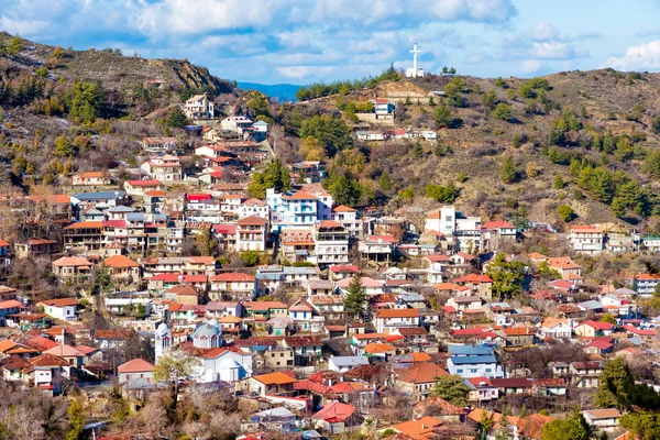 Vista panorâmica da aldeia montanhosa de Pedoulas. Distrito de Nicosia — Fotografia de Stock