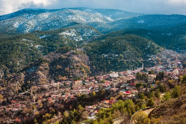 Villaggio di Pedoulas a montagne innevate Troodos. Distretto di Nicosia — Foto Stock