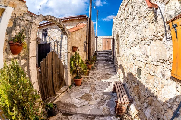 Sunny Lofou Köyü bir yaz gününde daraltır. Limasol Bölgesi, Kıbrıs. — Stok fotoğraf