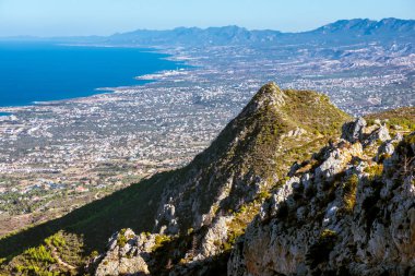 St Hilarion kalesi kalıntıları ediyor Kuzey Sahilinden görünümü. Girne bölgesi, Kıbrıs