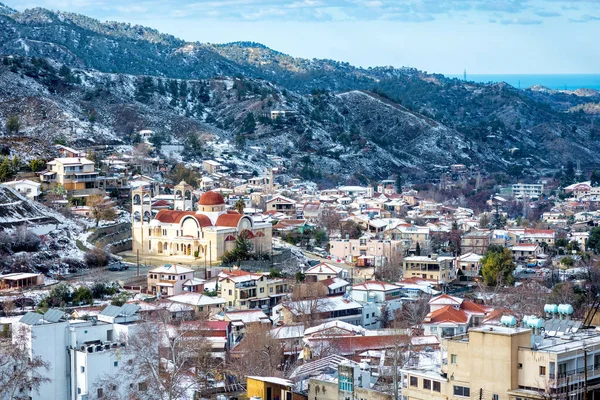 Zimní horské vesnice krajiny. Kakopetria, okres Nicosia, Kypr. — Stock fotografie