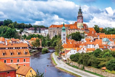 Tarihi Cesky Krumlov kasabasına bakıyor. Çek Cumhuriyeti