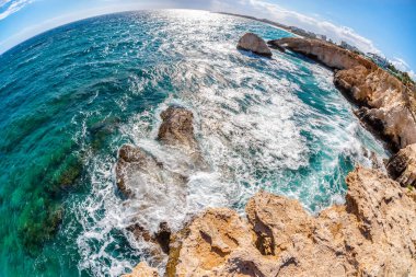 Ayia Napa yakınındaki güzel Akdeniz sahil şeridi. Mağusa bölgesi, Kıbrıs.
