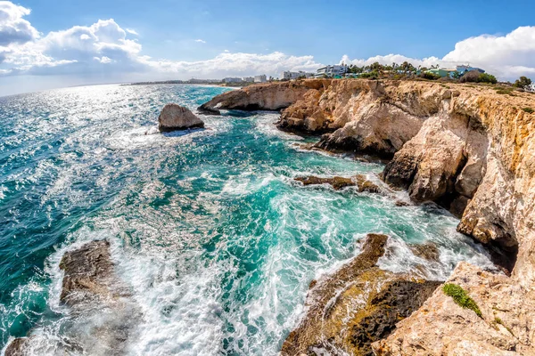 Die felsige küste von cape greco bei ayia napa. Bezirk famagusta, Zypern. — Stockfoto