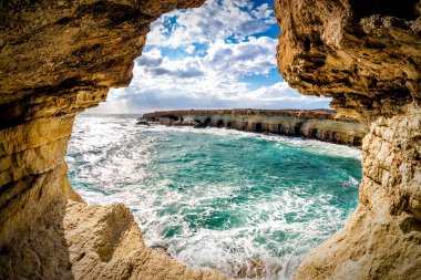 Ayia Napa yakınındaki deniz mağaraları. Mağusa bölgesi, Kıbrıs