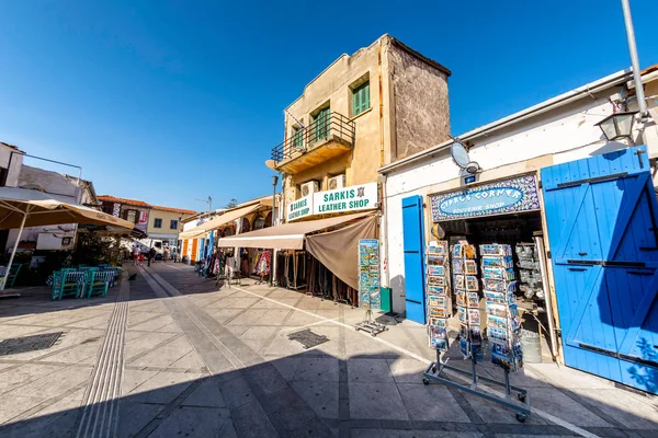 LIMASSOL, CYPRUS - 18 de março de 2016: Lojas de recordações na famosa rua Irinis turística perto do Castelo de Limassol — Fotografia de Stock