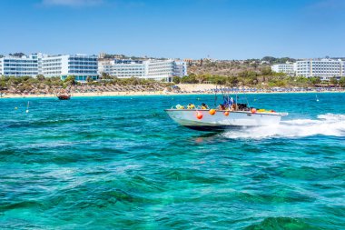 Ayia Napa, Kıbrıs - 16 Temmuz 2016: Ayia Napa yakınındaki kıyı boyunca Akdeniz'de seyir sürat teknesi.