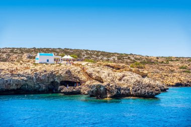 Agioi Anargyroi yakınındaki Cape Greco adanmış küçük bir şapel. Mağusa bölgesi, Kıbrıs
