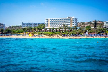 Plaj ve oteller ile kıyı hattı Ayia Napa. Mağusa bölgesi. Kıbrıs.