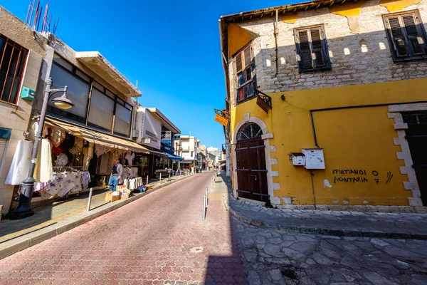 Limassol, Kıbrıs - 18 Mart 2016: Küçük Mağazalar ve kafeler ile eski şehir sokaklarında.