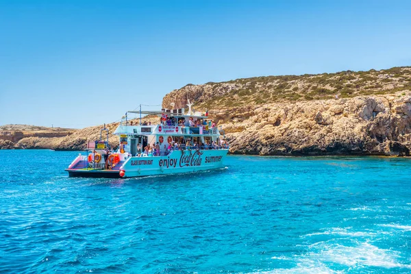 AYIA NAPA, CYPRUS - JULHO 16, 2016: Navios de cruzeiro embalados com turistas perto de Ayia Napa . — Fotografia de Stock