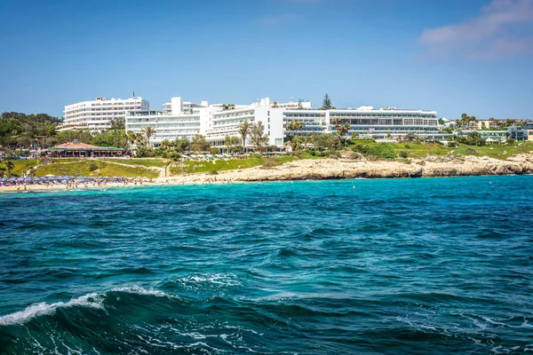 Ayia napa, Zypern - 16. Juli 2016: Küstenlinie von Ayia napa mit Strand und Hotels. — Stockfoto