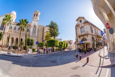 Limassol, Kıbrıs - 18 Mart 2016: Limasol eski şehir keşfetmek turistler. Kıbrıs.