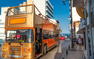 Larnaca, Kıbrıs - 27 Ağustos 2016: Açık gezi tur otobüsü Larnaka sokakta.