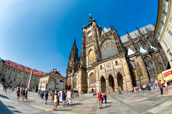 PRAGUE, CZECH REPUBLIC - SEPTEMBER 07, 2016: People at St Vitus Cathedral in Prague Castle complex. — Stock Photo, Image