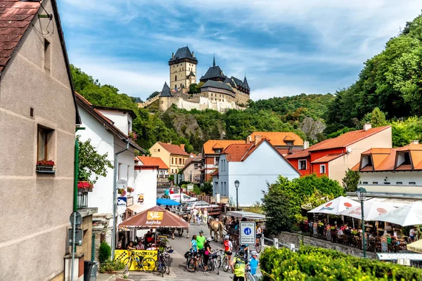 Karlstejn, Çek Cumhuriyeti - 03 Eylül 2016: Restoran ve Hediyelik eşya dükkanları Karlstejn kaleye giden ana yolda. Karlstejn Köyü, Merkezi Bohemia, Çek Cumhuriyeti. — Stok fotoğraf