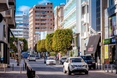 Limassol, Kıbrıs - 03 Şubat 2017: Anexartisias Caddesi, kentin ana alışveriş caddesi.