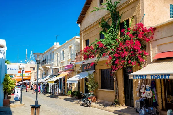 FAMAGUSTA, CHIPRE - 10 DE OCTUBRE DE 2015: La gente camina por una calle estrecha en el casco antiguo de Famagusta . —  Fotos de Stock