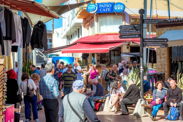 NICOSIA, CHIPRE - 24 DE MARZO DE 2017: Señal turística cerca del cruce fronterizo Lokmaci / Ledra —  Fotos de Stock