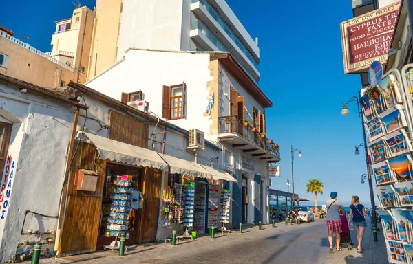 Larnaca, Kıbrıs - 27 Ağustos 2016: Larnaka eski şehir, yaya alanı ve Hediyelik eşya mağazaları — Stok fotoğraf