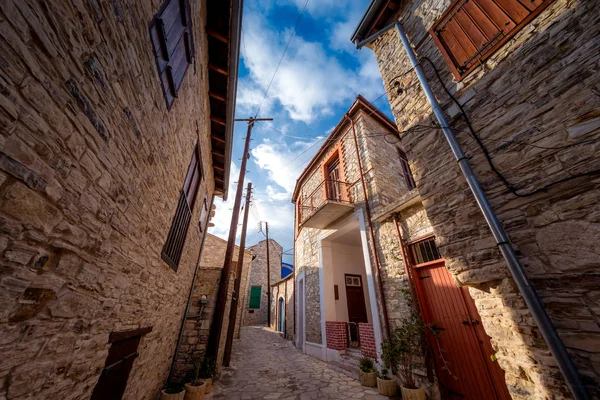 Rua acolhedora na aldeia de Kato Drys. Larnaca District, Chipre — Fotografia de Stock