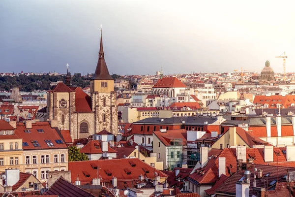Svatý Jiljí církev a pražské panorama. Česká republika — Stock fotografie