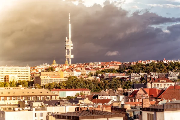 Prags silhuett med Zizkov TV-tornet. Tjeckien — Stockfoto